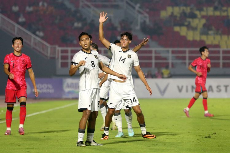 Pemain Timnas U23 Indonesia Rafael Struick saat laga Grup J Kualifikasi Piala Asia U23 2026 melawan Korea Selatan yang berakhir dengan skor 1-0 di Stadion Gelora Delta Sidoarjo, Jawa Timur, Selasa (9/9/2025) malam.