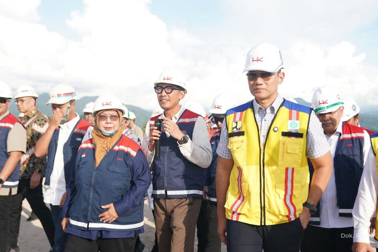 Menteri Koordinator Bidang Infrastruktur dan Pembangunan Kewilayahan, Agus Harimurti Yudhoyono (AHY) bersama jajaran PT Hutama Karya (Persero) saat meninjau proyek Jalan Tol Padang-Sicincin, Sumatera Barat pada Selasa (30/9/2025). 
