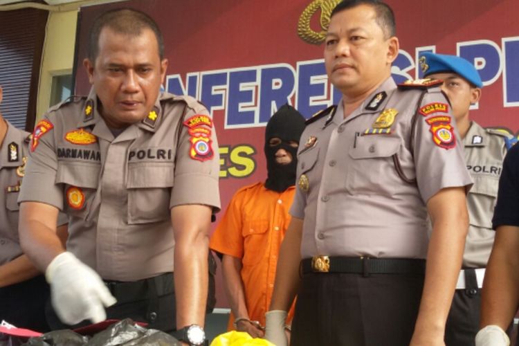 Kakek ini cabuli 4 anak yang juga tetangganya di akhir 2019. Anak-anak itu rata-rata 7-10 tahun. Mereka akhirnya mengaku kepada gurunya dan si kakek-kakek ini dilaporkan ke polisi.