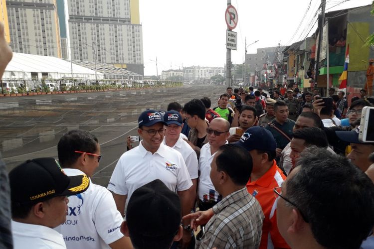 Gubernur DKI Jakarta Anies Baswedan meninjau lokasi Kali Item, Kemayoran, yang telah ditutupi kain waring berwarna hitam, Sabtu (20/7/2018).
