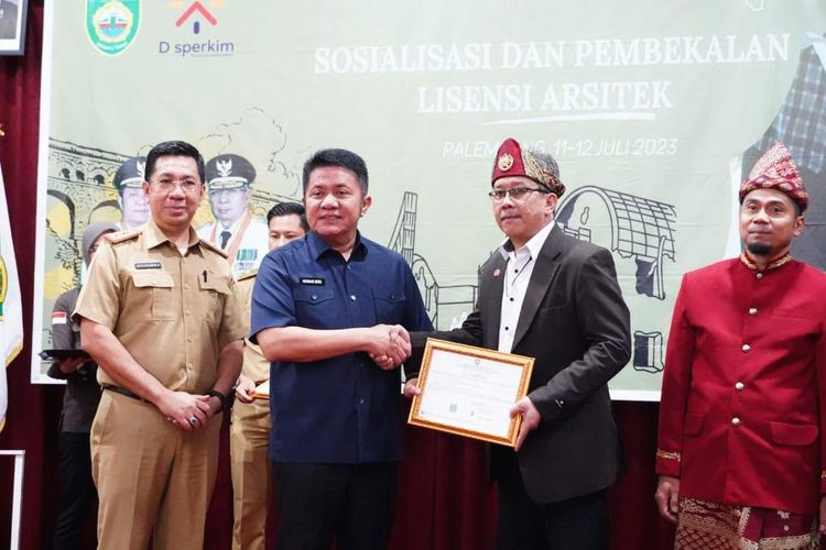 Gubernur Sumatera Selatan (Sumsel) Herman Deru saat menyerahkan Lisensi Arsitek dan Pembekalan Lisensi Arsitek secara simbolis kepada sejumlah arsitek Sumsel, di Hotel Beston Palembang, Selasa (11/7/2023).
