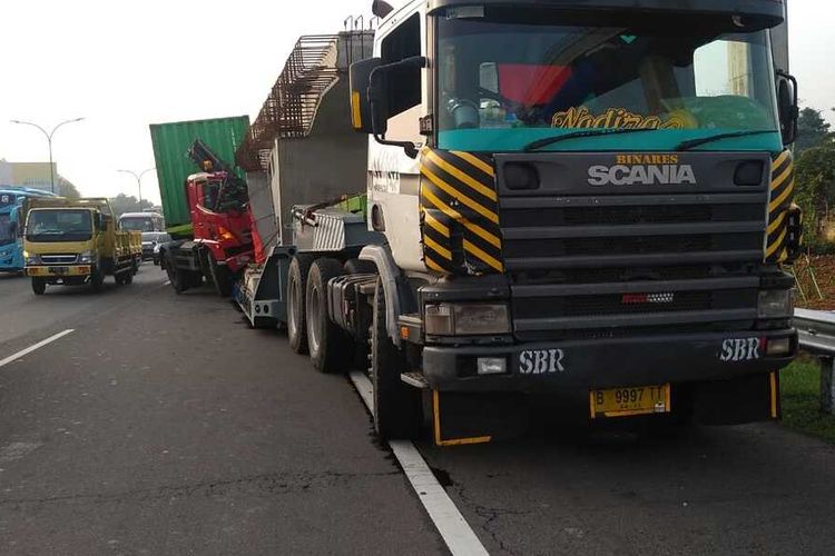Kecelakaan dua truk di Tol Jagorawi KM 11+700 arah Jakarta sebabkan macet panjang, contra flow diberlakukan dari KM 13, Kamis (19/12/2019).