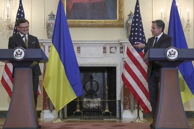 Menteri Luar Negeri Amerika Serikat Antony Blinken dan Menteri Luar Negeri Ukraina Dmytro Kuleba, saat konferensi pers tentang penandatanganan kemitraan strategis AS-Ukraina di Gedung Kementerian Luar Negeri AS, Washington, Rabu (10/11/2021).