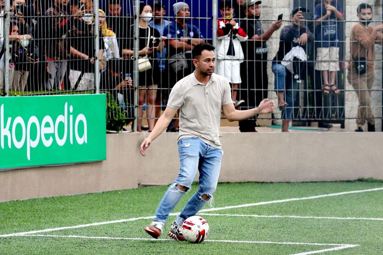 Raffi Ahmad bermain bola disela-sela coaching clinic bersama Ronaldinho dalam rangkaian Trofeo Meet The Star di Unggul Sport Center Malang, Minggu (26/6/2022) sore.