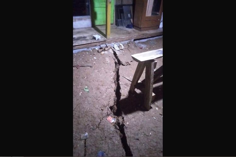 Dampak hujan deras yang menyebabkan tanah bergeser di wilayah Kabupaten Cianjur, Jawa Barat, Jumat (22/11/2024) dini hari. Puluhan rumah rusak dan warga mengungsi.