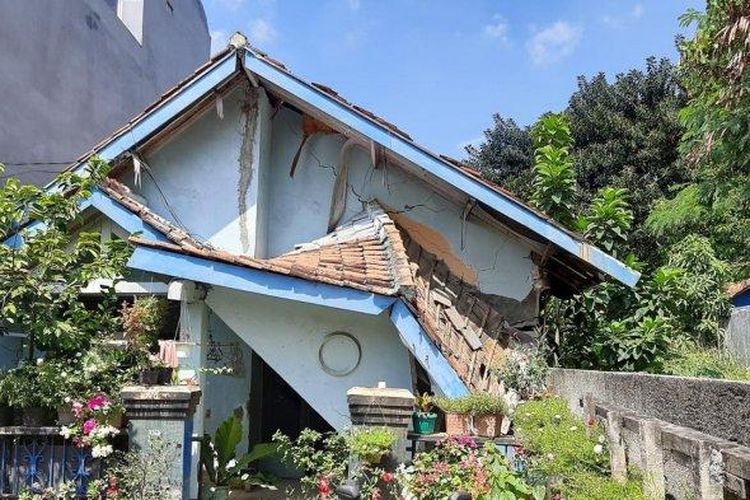 Satu rumah warga di Jalan Kaja II RT 14/RW 11, Kelurahan Kelapa Dua Wetan, Kecamatan Ciracas, Jakarta Timur, roboh pada bagian atap.