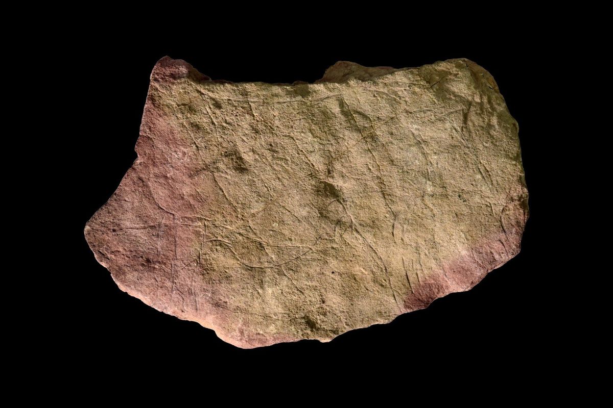 Batu berukir yang ditemukan di Perancis disebut sebagai karya seni yang dibuat dengan menggunakan bantuan api. Manusia prasejarah diperkirakan menggunakan api untuk ciptakan karya seni.
