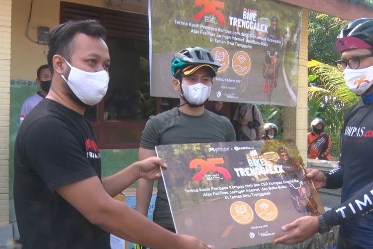 Pemberian bantuan buku dan wifi gratis di Madrasah Diniyah Nurul Huda yang berada di Desa Wonocoyo Trenggalek, Sabtu (6/3/2021).