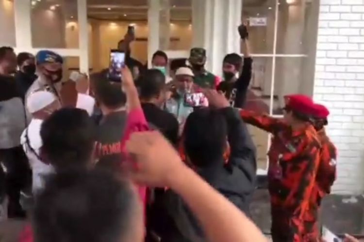 Video viral dari pendakwah kondang yakni Haikal Hassan yang diduga mendapat penolakan dari beberapa orang saat berceramah di Gedung Muamalah yang berada di Jalan Nusakambangan, Kelurahan Kasin Kecamatan Klojen pada Sabtu (22/1/2022). 