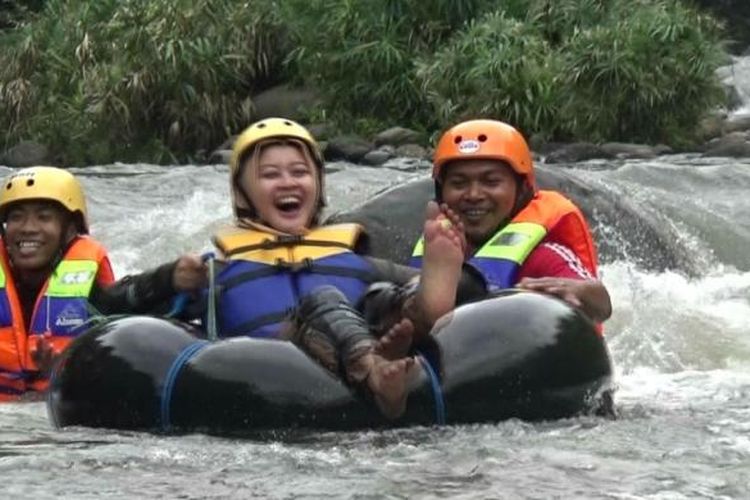 Wisatawan di Gading menikmati river tubing di Sungai Pandan Laras, Kecamatan Gading, Kabupaten Probolinggo, Jawa Timur, Minggu (12/3/2017). Arus deras dan jeram yang ekstrem patut dicoba untuk menguji adrenalin. 