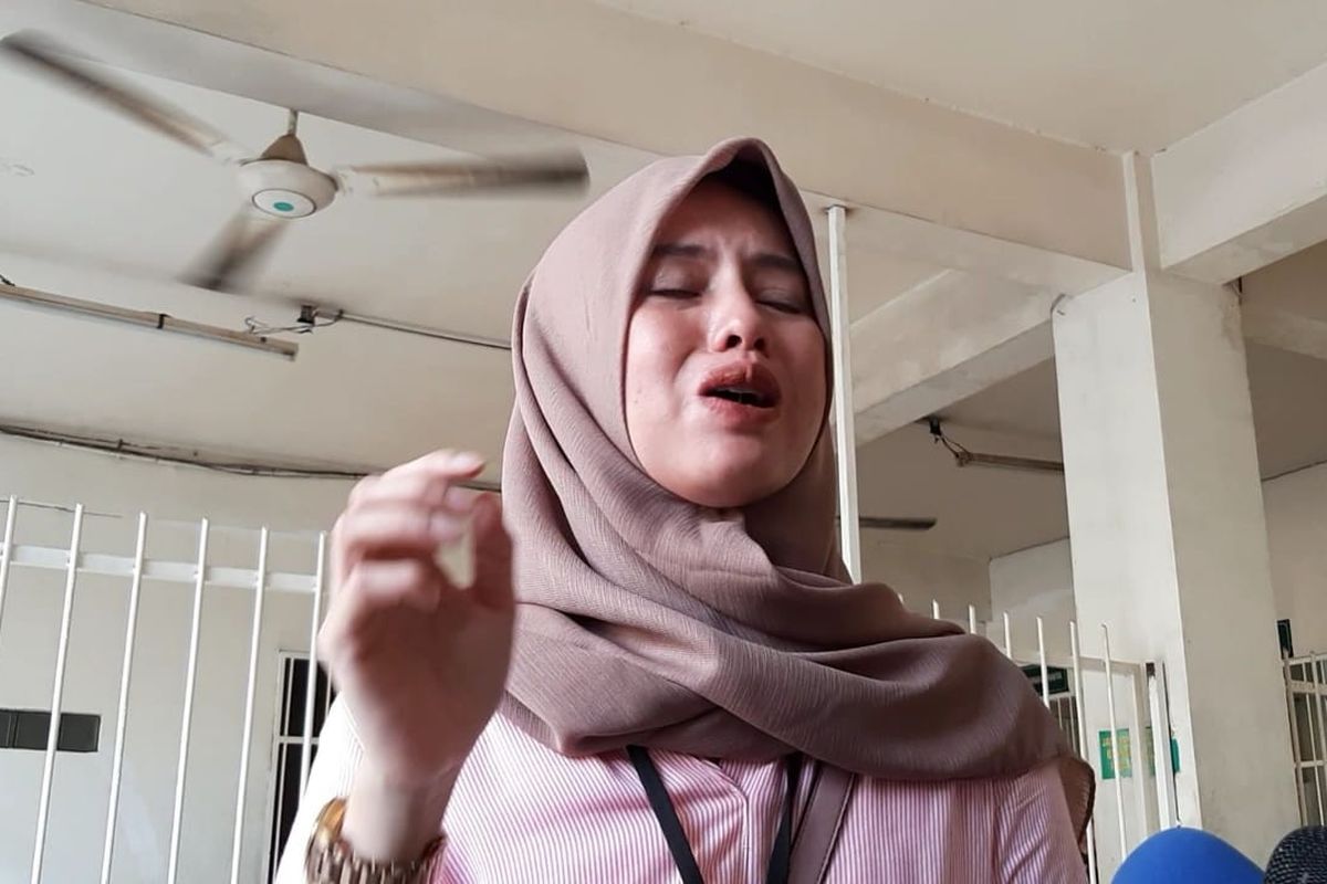 Istri Zul Zivilia, Retno Paradina menangis usai dampingi Suaminya jalani sidang lanjutan kasus dugaan kepemilikan dan penyalagunaan narkoba di Pengadilan Negeri Jakarta Utara, Jalan Gajah Mada, Jakarta Pusat, Senin (25/11/2019).