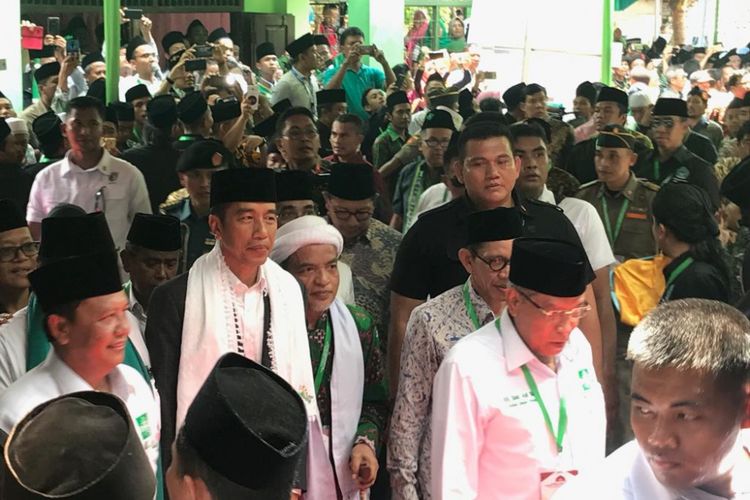 Presiden Joko Widodo saat menghadiri acara Musyawarah Nasional Alim Ulama serta Konferensi Besar NU di Pondok Pesantren Al Azhar Citangkolo, Banjar, Jawa Barat, Rabu (27/2/2019) siang. 