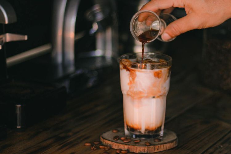 Ilustrasi kopi susu gula aren.