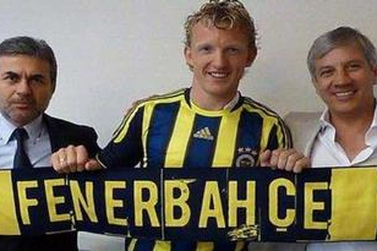 Striker Dirk Kuyt akhirnya meninggalkan Liverpool dan bergabung dengan klub Turki, Fenerbahce.