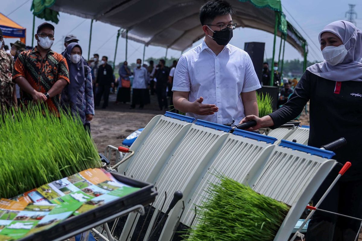 Gubernur Jawa Timur Khofifah Indar Parawansa dan CEO PT Maxxi Tani Teknologi Nicholas Taniadi (kiri) meninjau mesin tanam bibit padi Maxxi Rice Transplanter dalam kegiatan gerakan percepatan tanam padi di Desa Dempel, Kabupaten Ngawi, Jawa Timur, Minggu (24/4/2022). PT Maxxi Tani Teknologi perusahaan yang bergerak di bidang digitalisasi proses pertanian menargetkan di sepanjang 2022 dapat bekerja sama dengan 100.000 petani di Jawa Timur dengan total area 30.000 hektar (ha).