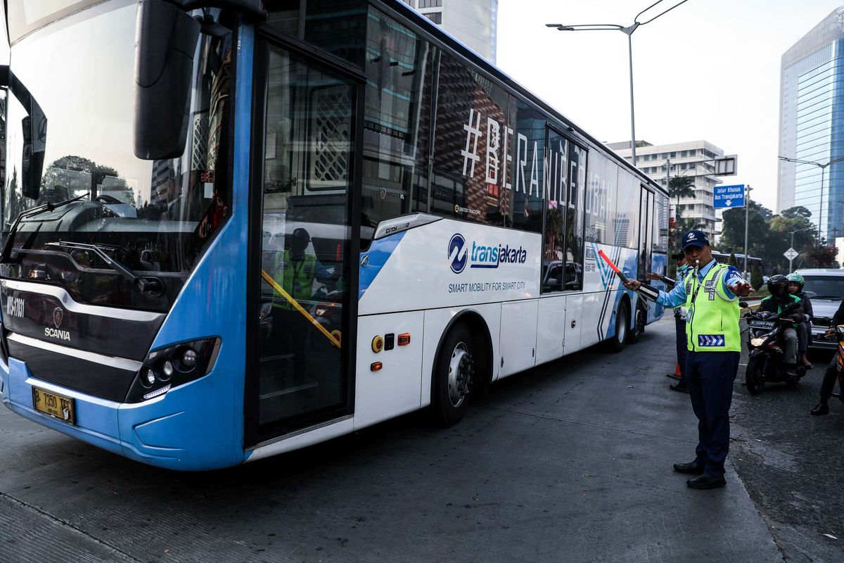 Direktur Utama PT Transportasi Jakarta (TransJakarta) Agung Wicaksono, melakukan tugas sebagai petugas sterilisasi jalur untuk memperingati Hari Pelanggan Nasional yang jatuh pada hari ini, 4 September 2019 di Halte Bundaran Hotel Indonesia, Jalan MH Thamrin, Jakarta Pusat, Rabu (4/9/2019). Kegiatan tersebut sebagai bentuk apresiasi PT TransJakarta terhadap pelanggan dalam Hari Pelanggan Nasional 2019.