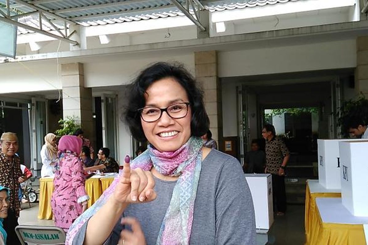 Menteri Keuangan (Menkeu) Sri Mulyani Indrawati saat menggunakan hak suaranya dalam Pilkada serentak 2017 di Tempat Pemungutan Suara (TPS) 45 Kelurahan Pondok Jaya, Kecamatan Pondok Aren, Tangerang Selatan, Banten, Rabu (15/2/2017).