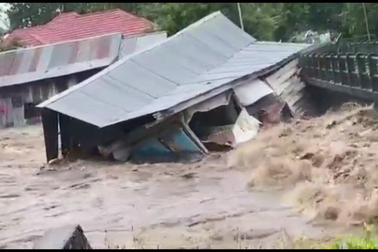 Detik detik sebuah rumah di Kabupaten Soppeng, Sulawesi Selatan rusak terbawa arus sungai. Senin, (6/12/2021).