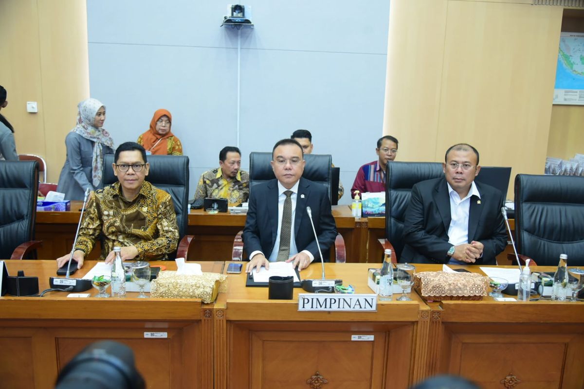 Wakil Ketua DPR RI, Sufmi Dasco Ahmad, didampingi Wakil Ketua DPR RI Adies Kadir dan Cucun A Syamsurijal, saat menerima audiensi dari Asosiasi Industri Sepeda Motor Listrik (Aismoli) di DPR RI, Senayan, Jakarta, Rabu (9/10/2024). 