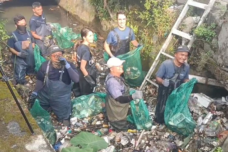 WNA Perancis Inisiasi Pembersihan Sungai di Cirebon, Angkut 574 Kilogram Sampah