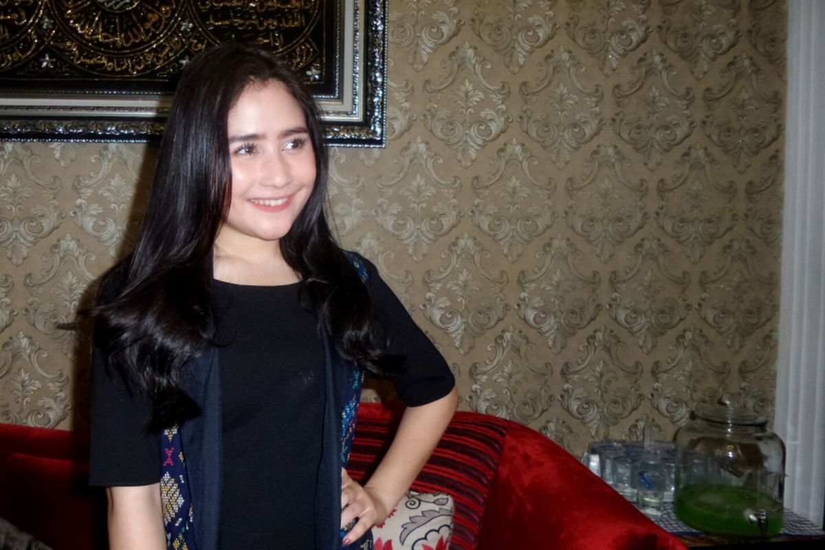 Artis peran Prilly Latuconsina saat ditemui di kediamannya di kawasan Tangerang, Banten, Sabtu (2/9/2017).