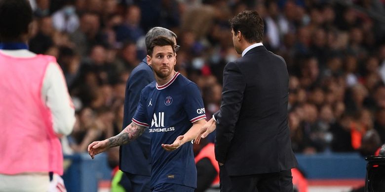 Lionel Messi berbicara dengan sang pelatih, Mauricio Pochettino, saat pergantian pemain di laga Paris Saint-Germain vs Olympique Lyon, Senin (20/9/2021) dini hari WIB.