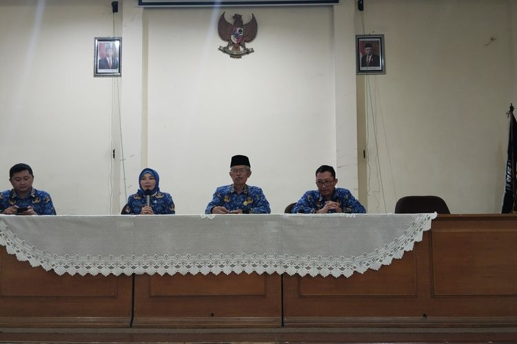 Konferensi pers SMAN 3 Bandung terkait siswi yang loncat dari lantai 3, Selasa (28/11/2023).