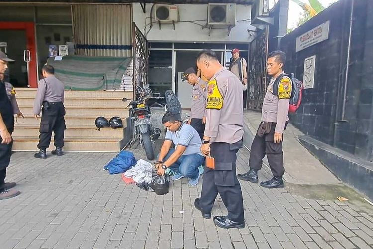 Polisi sedang olah TKP kantor JNE Mertoyudan Kabupaten Magelang, Jawa Tengah setelah ada ancaman pria tidak dikenal, Jumat (5/5/2023).