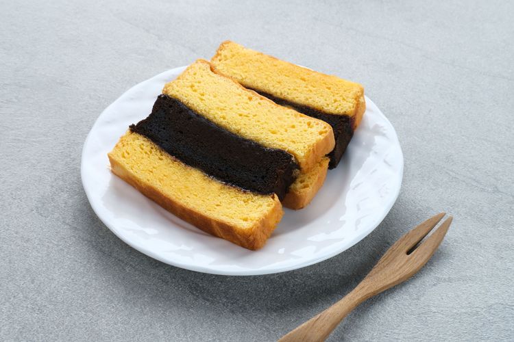 Lapis Surabaya dapat dibuat dengan bahan-bahan yang ekonomis dan irit telur.