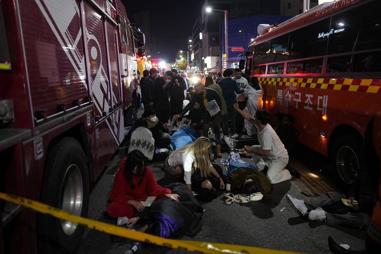 Korban luka-luka dalam tragedi Halloween Itaewon di Seoul, Korea Selatan, Minggu (30/10/2022) mendapat pertolongan. Tragedi Itaewon menewaskan sedikitnya 151 orang, 19 di antaranya warga negara asing. Para korban diyakini tewas karena gagal jantung akibat berdesakan dan terinjak-injak dalam kerumunan ribuan orang yang merayakan pesta Halloween.