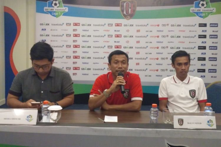 Pelatih Bali United Widodo C. Putro (tengah) saat memberikan keterangan pers jelang pertandingan menghadapi Mitra Kukar