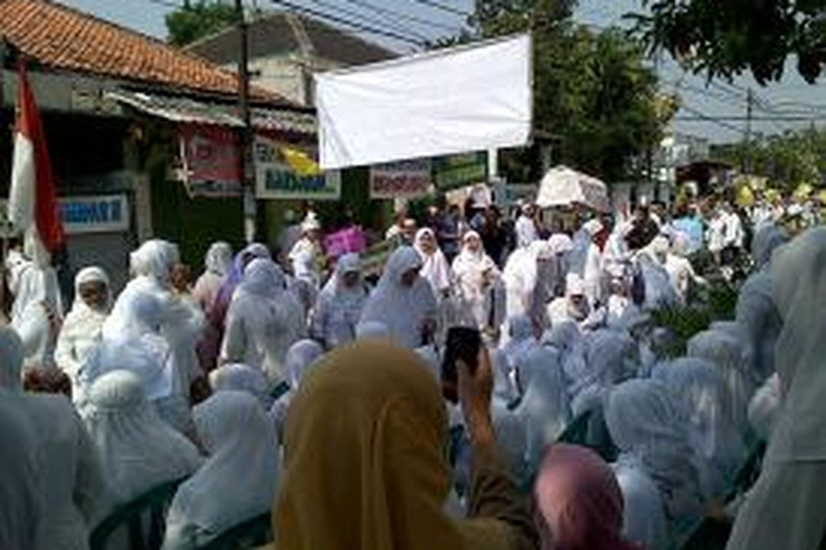 Aksi damai warga Kelurahan Lenteng Agung dilakukan kembali setelah sebelumnya dilakukan pata tanggal 28 Agustus 2013. Kini aksi tersebut dilakukan lagi dengan jumlah sekitar 600 warga,Jakarta Selatan,Rabu (25/9/2013).