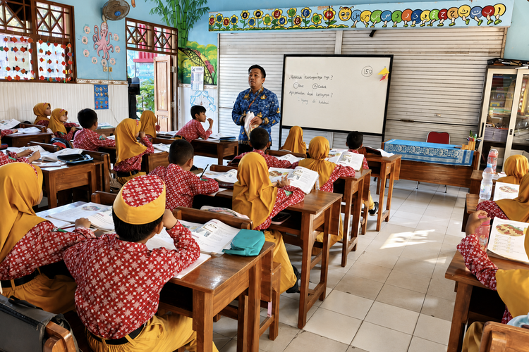 Kisah Yusron 19 Tahun Jadi Guru Honorer di Bangkalan, Jualan Sate demi Cukupi Kebutuhan