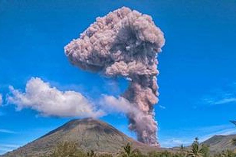 Letusan Gunung Api Lokon di Kota Tomohon pada 20 Maret 2013.