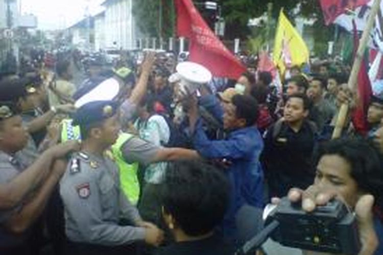 Aksi mahasiswa di titik nol km menuntut keluarnya Indonesia dari keanggotaan WTO diwarnai kericuhan.