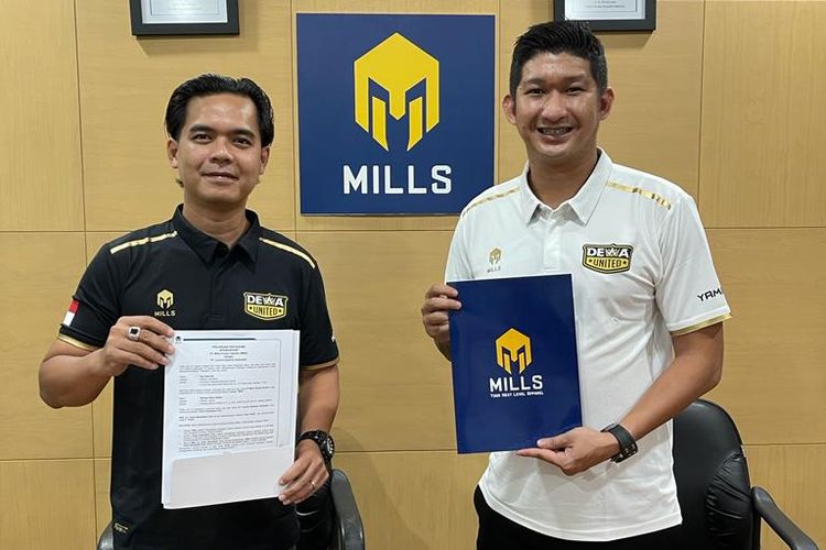 Tanda tangan kerja sama antara Mills dan Dewa United Surabaya Basketball Club.