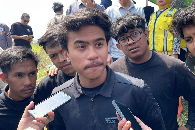 warga sekitaran sungai Cikeruh, Desa Cimekar, Kecamatan Cileunyi, Kabupaten Bandung, Jawa Barat beserta instansi lainnya turun langsung menbersihkan sungai Cikeruh, Rabu (26/7/2023) akibat video ajakan Pandawara Group