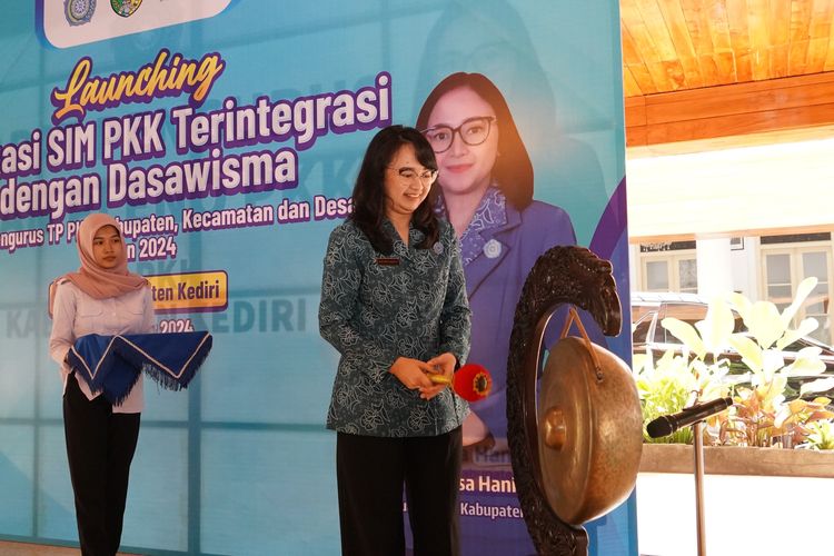 Ketua Tim Penggerak Pemberdayaan Kesejahteraan Keluarga (TP PKK) Kabupaten Kediri Eriani Annisa dalam acara ppembekalan aplikasi itu diikuti sekitar 150 kader PKK se-Kabupaten Kediri dan digelar di Pendopo Panjalu Jayati Senin (25/11/2024).
