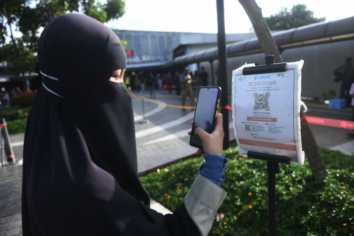 Penumpang memindai QR Code sebelum memasuki Stasiun Tanah Abang di Jakarta, Senin (7/2/2022). Pemerintah resmi menaikkan status PPKM Jabodetabek ke level 3 seiring dengan peningkatan kasus COVID-19. ANTARA FOTO/Akbar Nugroho Gumay/rwa.