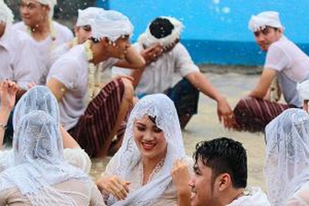 Sejumlah ”mekhanai” (pemuda) dan muli (pemudi) Duta Pariwisata Lampung turut serta dalam tradisi belangekhan untuk menyambut bulan Ramadhan di Kali Akar, Bandar Lampung, Kamis (26/6/2014). 