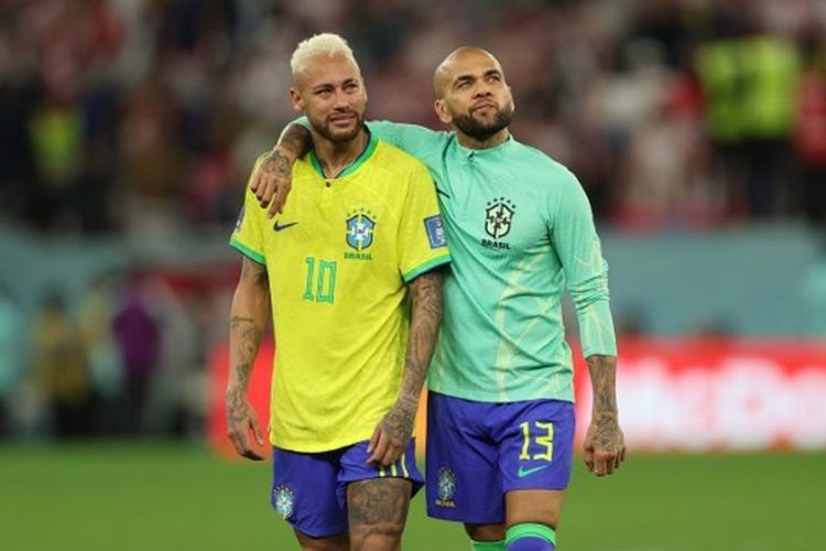 Pemain Brasil, Neymar dan Dani Alves setelah laga perempat final Piala Dunia 2022 antara Kroasia vs Brasil di Stadion Education City pada 9 Desember 2022. Terkini, keluarga Neymar membantu Dani Alves yang dijatuhi hukuman 4,5 tahun penjara dan denda Rp 2,5 miliar.