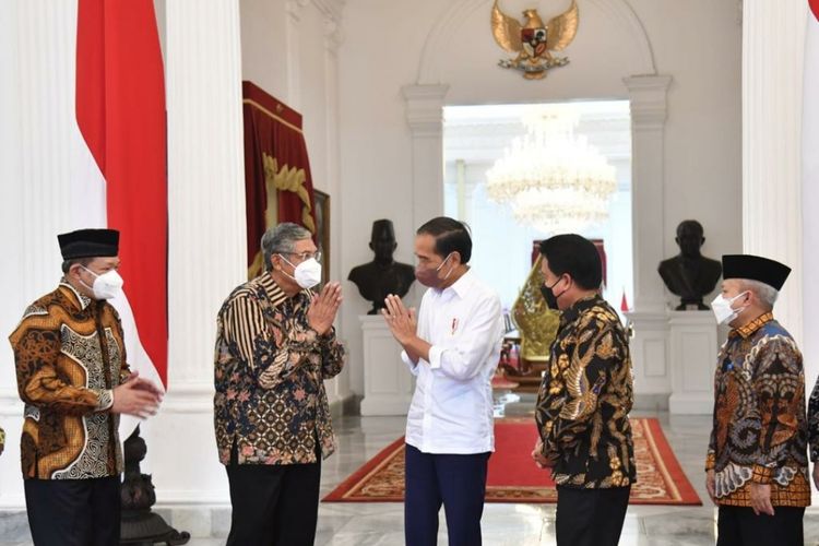 Presiden Joko Widodo saat menerima Panitia Seleksi (Pansel) Pemilihan Calon Anggota Badan Pelaksana dan Calon Anggota Dewan Pengawas Badan Pengelola Keuangan Haji (BPKH) Periode 2022-2027, di Istana Merdeka, Jakarta, pada Senin (4/4/2022). 