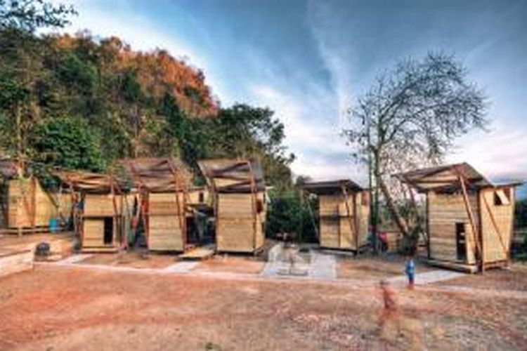 Arsitektur muda di Trondheim, Norwegia, Andreas Gjertsen dan Yashar Hanstad merancang dan membangun serangkaian rumah, perpustakaan, dan sebuah pemandian untuk anak yatim di sepanjang perbatasan Thailand-Burma.