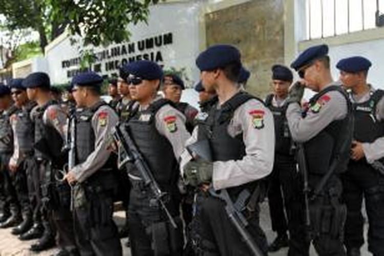 Polisi berjaga di depan kantor Komisi Pemilihan Umum (KPU), Jakarta Pusat, Selasa (22/7/2014). Kepolisian menurunkan 3.421 personel dengan 25 personel pengamanan dalam KPU, 54 personel bantuan Pemda DKI untuk mengantisipasi gangguan keamanan di sekitar KPU saat pengumuman hasil pilpres.