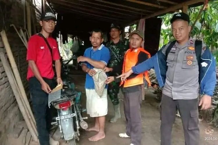 Hadi (kaus biru) warga Tugu Ratu, Kecamatan Suoh yang diserang harimau, Jumat (5/4/2024). Beruntung, terjangan harimau hanya merobekkan jok sepeda motornya.
