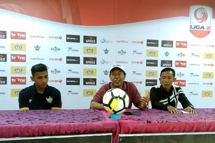 Pelatih Persegres Gresik United Sanusi Rahman (tengah), dalam jumpa pers sebelum lawan Madura FC, Senin (24/9/2018).