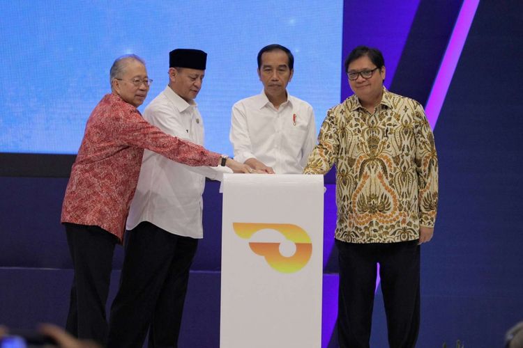 Menteri Perindustrian Airlangga Hartarto, Presiden Republik Indonesia Joko Widodo, Gubernur Banten Wahidin Halim dan Ketua umum Gaikindo Johannes Nangoi (dari kanan ke kiri) saat meresmikan acara Gaikindo Indonesia Internasional Auto Show (GIIAS) 2018 di ICE BSD, Tangerang, Banten, Kamis (02/08/2018). Pada pameran otomotif GIIAS kali ini mengusung tema Beyond Mobility yaitu mobil-mobil teknologi masa depan yang diklaim ramah lingkungan, Acara ini akan berlangsung hingga 12 Agustus 2018.