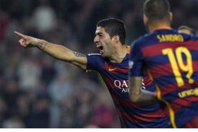 Striker Barcelona asal Uruguay, Luis Suarez, melakukan selebrasi setelah mencetak gol ke gawang Eibar pada pertandingan La Liga di Camp Nou, Minggu (25/10/2015).