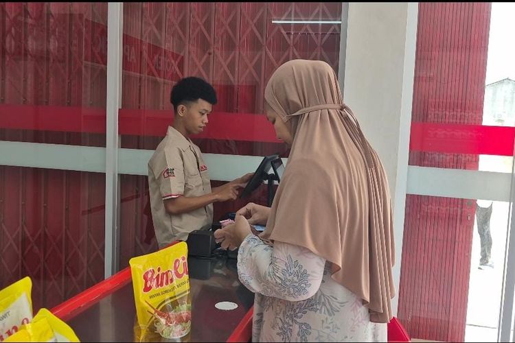 Ibu-ibu Belanja di Koperasi Merah Putih Depok, Harga Elpiji hingga Minyak Lebih Murah