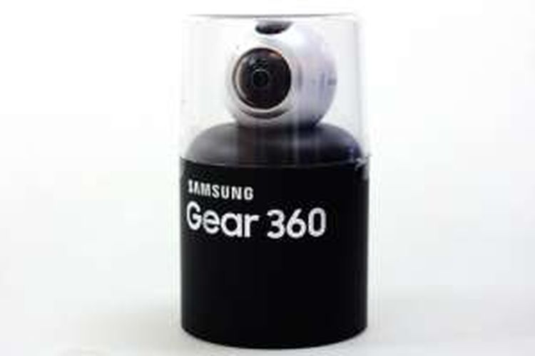 Kemasan Samsung Gear 360 berbentuk tabung dengan tutup transparan